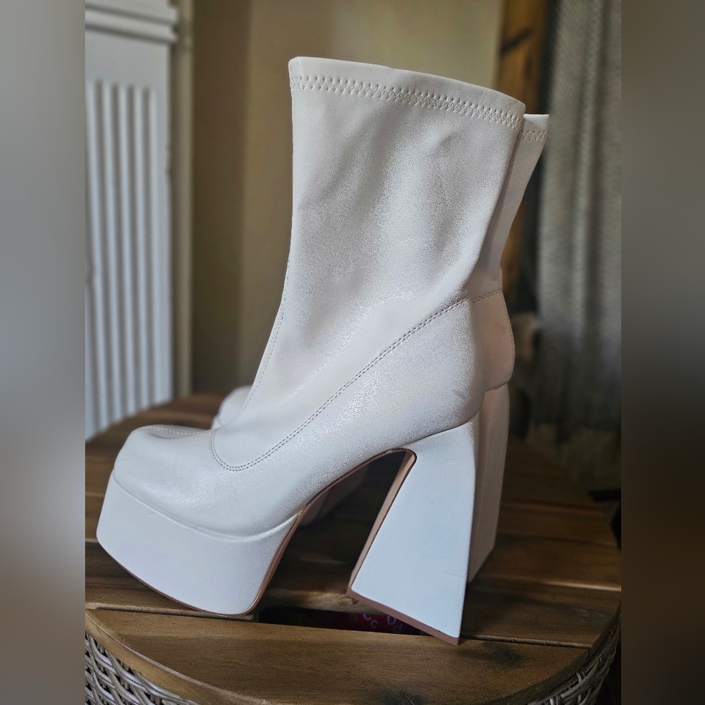 Elegant White Platform Boots - Picture 3 of 6